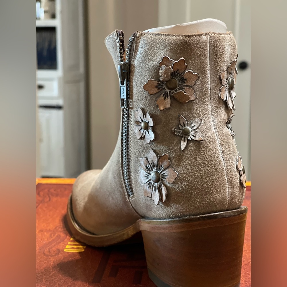 Size 7 raised flower Corral ankle boots. They are pretty awesome